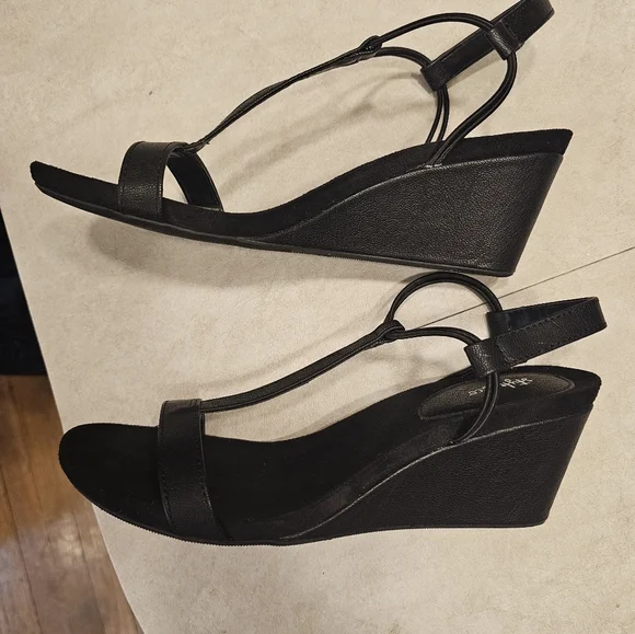 EUC black wedge sandals 9W - Picture 14 of 16